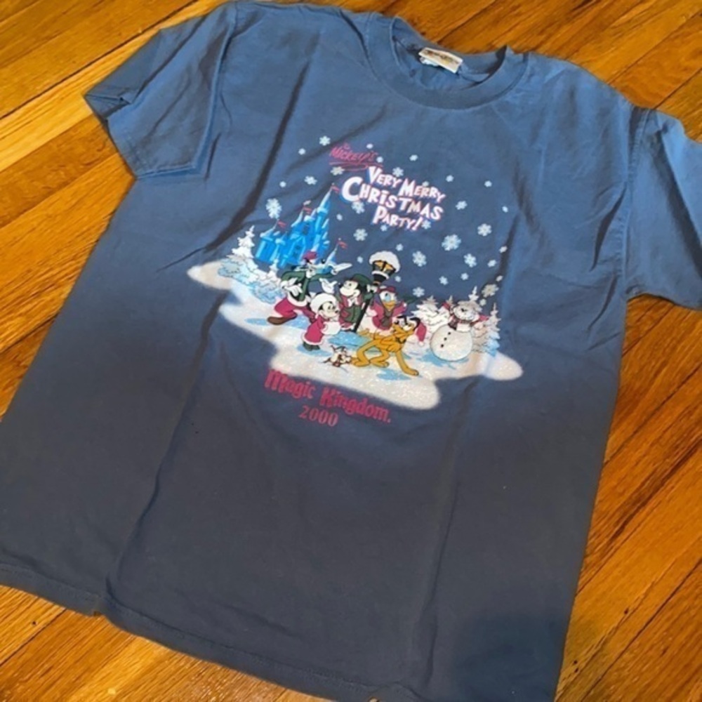 Vintage L Disney World Magic Kingdom Christmas Party 2000 t shirt EUC.